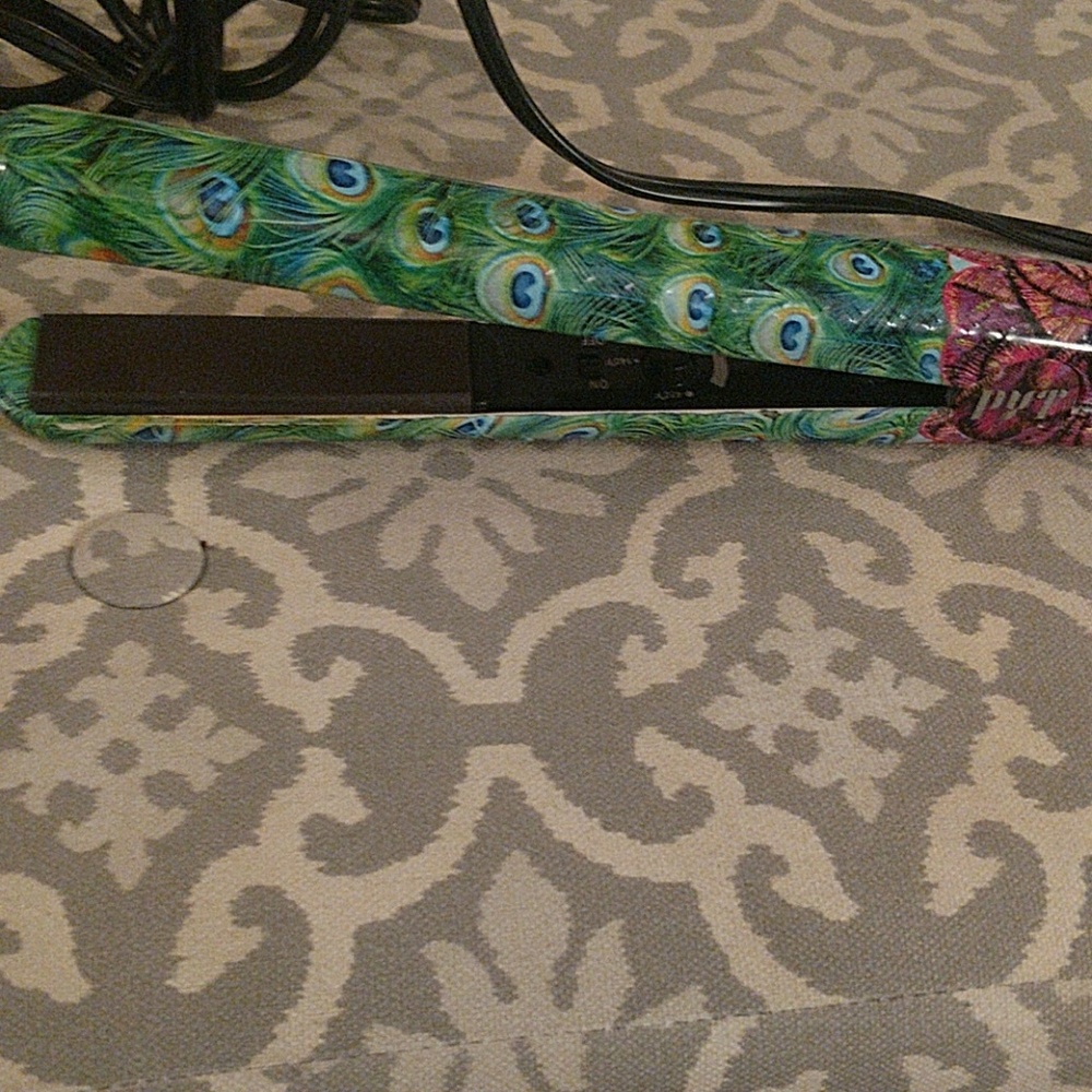 Peacock straighnter.